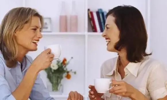 女生坚持每天喝杯咖啡，是延缓衰老还是促进衰老？看看医生怎么说