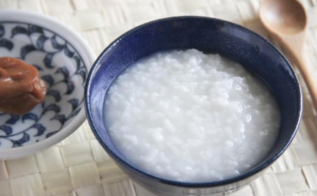 高血糖不能喝稀饭，会升高血糖？医生：5种食物，平时尽量少吃