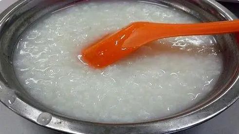 高血糖不能喝稀饭，会升高血糖？医生：5种食物，平时尽量少吃