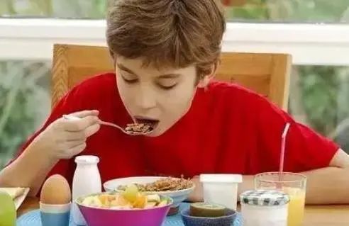 内科主任提醒：肝不好的人，应少吃4种食物，肝或会慢慢的变好