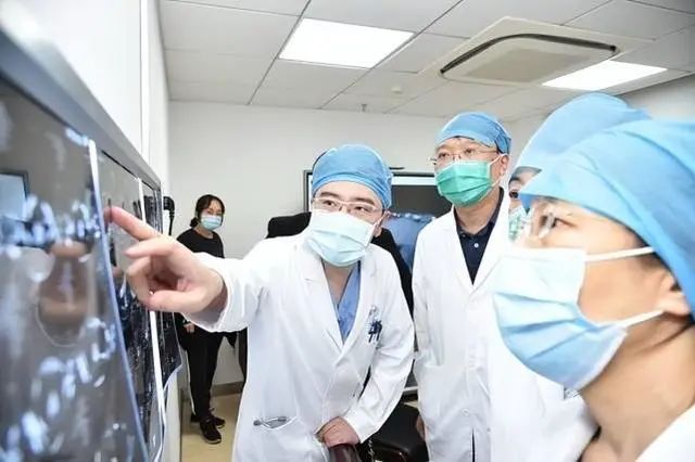 从肺癌晚期到肿瘤消失，人民日报记者抗癌成功，3个忠告分享给您