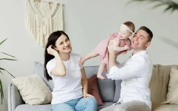 为何宝宝见到某些人会突然大哭？老人可能不懂，但妈妈要心里有数