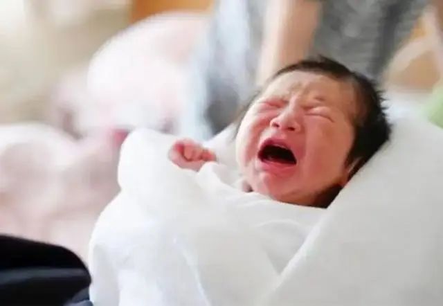为何宝宝见到某些人会突然大哭？老人可能不懂，但妈妈要心里有数