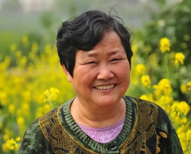 散步对血管有好处吗？建议：50岁以后，多做3件事或比运动好