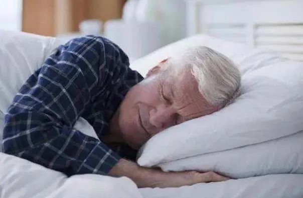 散步对血管有好处吗？建议：50岁以后，多做3件事或比运动好