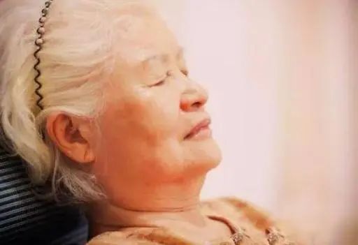 退休医生坦言：寿命长不是多走路和多睡觉，或是坚持这2件小事