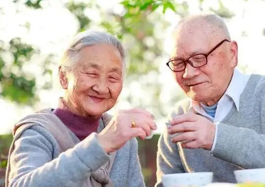 退休医生坦言：寿命长不是多走路和多睡觉，或是坚持这2件小事
