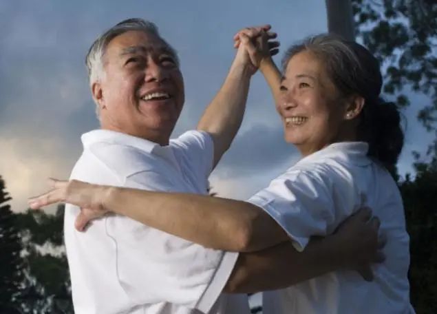 退休医生坦言：寿命长不是多走路和多睡觉，或是坚持这2件小事