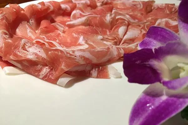年龄越大越要吃肉？多吃肉于老人而言，到底是好是坏？真相如何