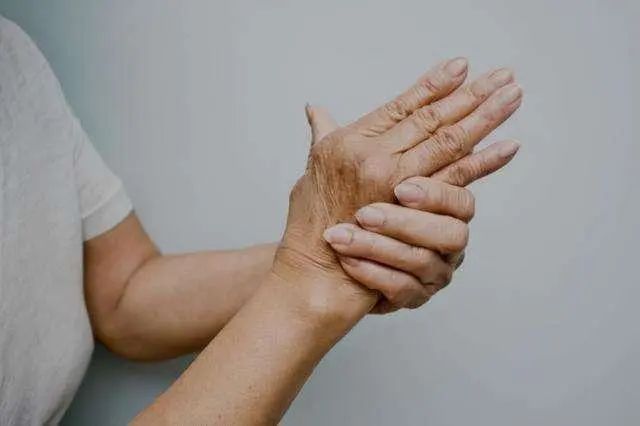 血压高的人，多观察手指，如果没有3个异样，可能脑梗离你还很远