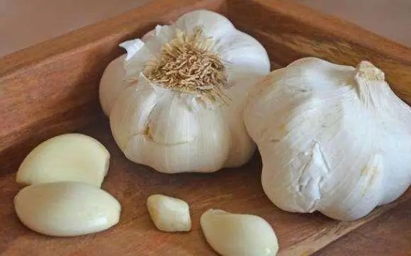 大蒜在眉毛上擦两下，或能帮我们解决什么问题呢？早了解早受益