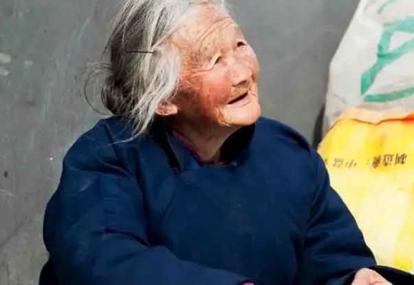 为何老人身上爱长斑？建议：50岁后远离四个习惯，或能减轻老年斑