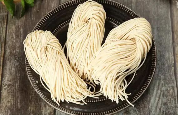 吃面条真的会升血糖吗？医生：若想血糖慢慢降，可多吃这7物