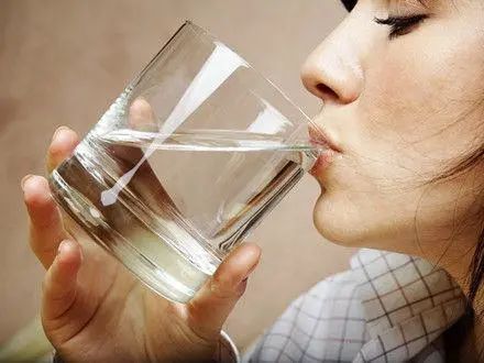 一天中最该喝水的4个时刻，医生说是“救命水”，很多人不知道
