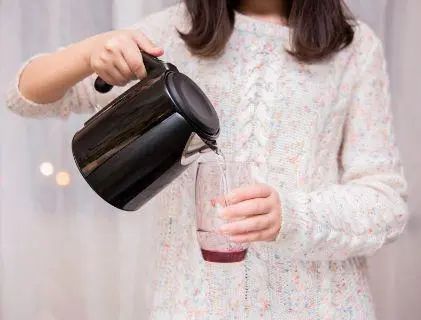 一天中最该喝水的4个时刻，医生说是“救命水”，很多人不知道