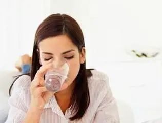 一天中最该喝水的4个时刻，医生说是“救命水”，很多人不知道