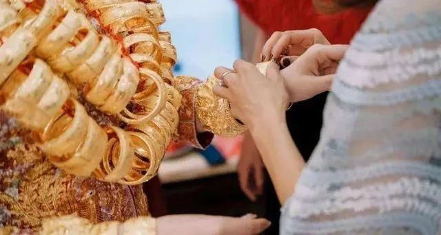女子长期佩戴“金手镯”，身体会有什么变化？听听医生的回答