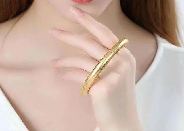 女子长期佩戴“金手镯”，身体会有什么变化？听听医生的回答