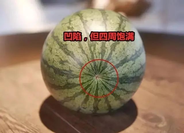 买西瓜时：拍来拍去让人笑装懂，老瓜农教你3招，皮薄多汁还很甜