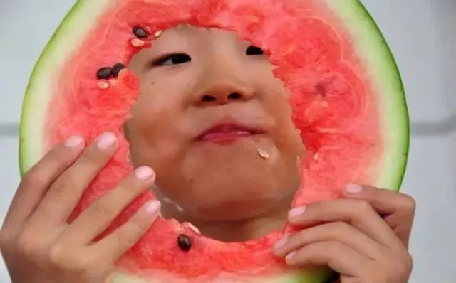 买西瓜时：拍来拍去让人笑装懂，老瓜农教你3招，皮薄多汁还很甜