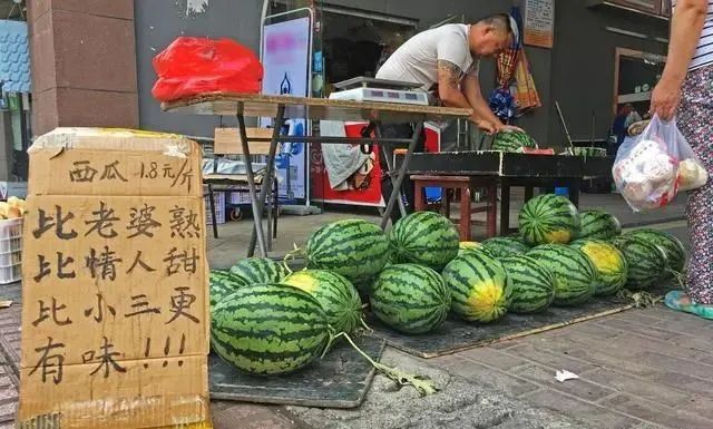 买西瓜时：拍来拍去让人笑装懂，老瓜农教你3招，皮薄多汁还很甜