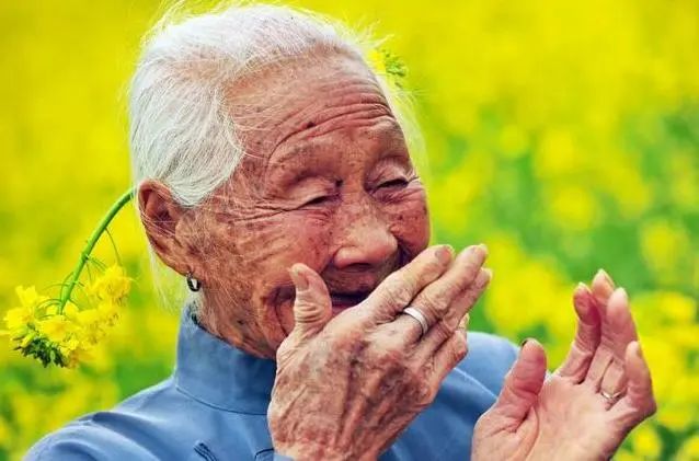 退休医生坦言：多走路和多睡觉对身体好，而坚持这2件小事或会长寿