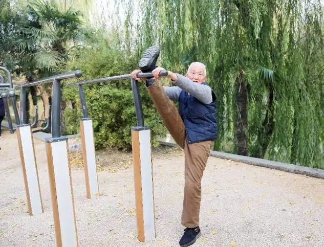 一千名百岁老人调查结果：长寿之人的共性，不是运动，而是这2点
