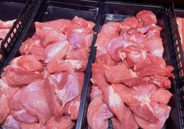 买猪肉时，旁边大妈专挑不瘦的买，摊主：这才是行家，你还别不信