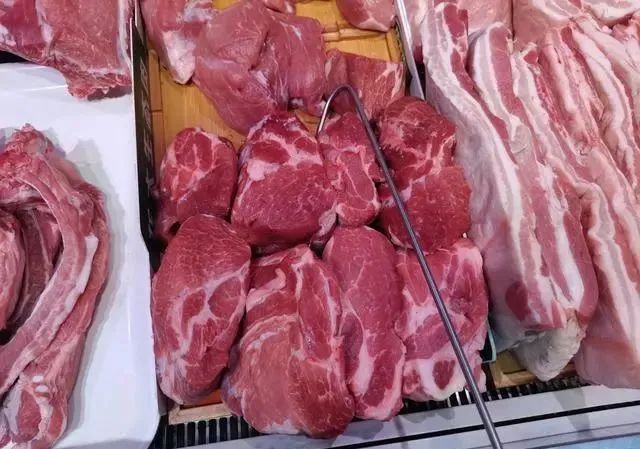 买猪肉时，旁边大妈专挑不瘦的买，摊主：这才是行家，你还别不信