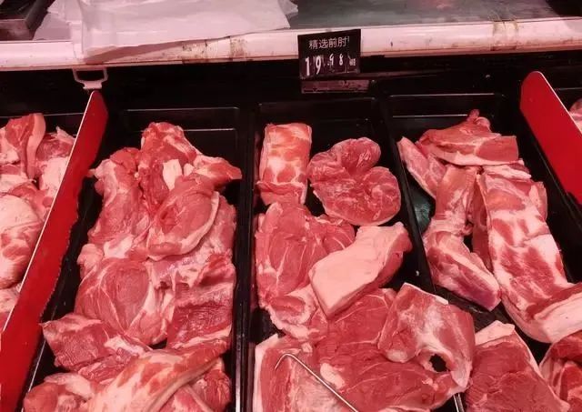 买猪肉时，旁边大妈专挑不瘦的买，摊主：这才是行家，你还别不信