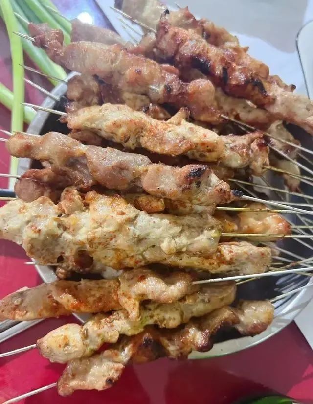 买猪肉时，旁边大妈专挑不瘦的买，摊主：这才是行家，你还别不信