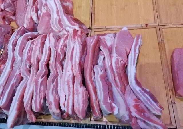 买猪肉时，旁边大妈专挑不瘦的买，摊主：这才是行家，你还别不信