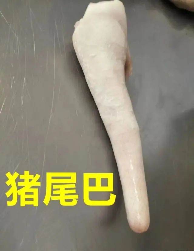 买猪肉时，旁边大妈专挑不瘦的买，摊主：这才是行家，你还别不信