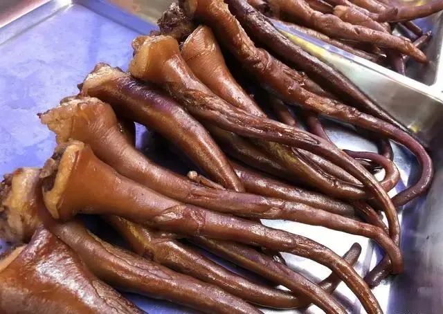 买猪肉时，旁边大妈专挑不瘦的买，摊主：这才是行家，你还别不信