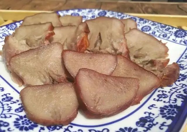 买猪肉时，旁边大妈专挑不瘦的买，摊主：这才是行家，你还别不信