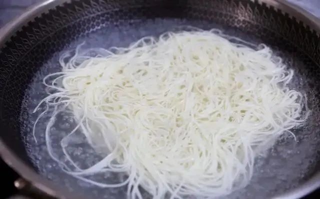 煮面条：最忌水开下锅煮！牢记这4点，爽滑劲道，比面馆的还好吃