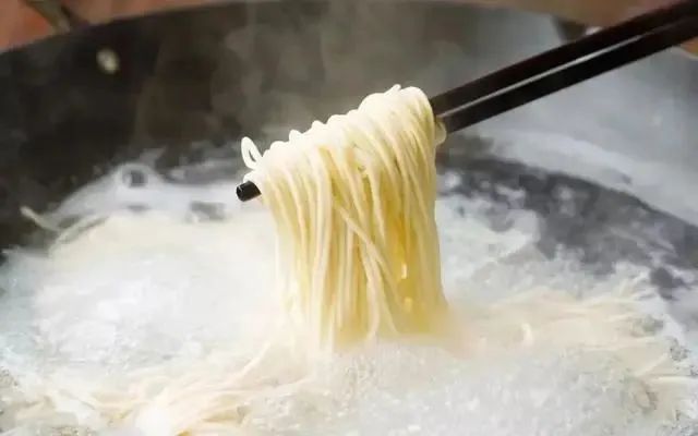 煮面条：最忌水开下锅煮！牢记这4点，爽滑劲道，比面馆的还好吃