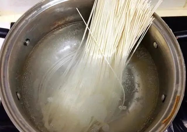 煮面条：最忌水开下锅煮！牢记这4点，爽滑劲道，比面馆的还好吃