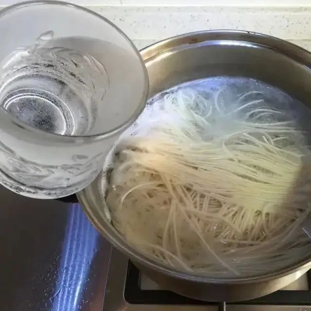 煮面条：最忌水开下锅煮！牢记这4点，爽滑劲道，比面馆的还好吃