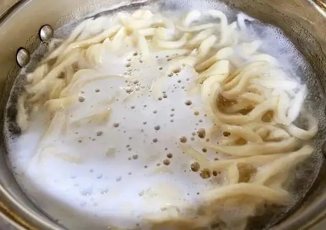 煮面条：最忌水开下锅煮！牢记这4点，爽滑劲道，比面馆的还好吃