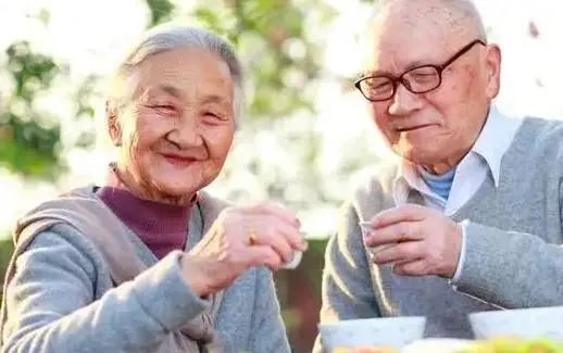 退休医生坦言：寿命长不是多走路和多睡觉，而是坚持这2件小事