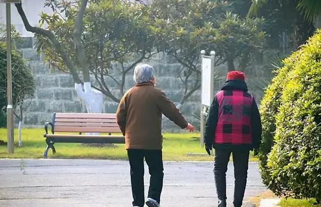 退休医生坦言：寿命长不是多走路和多睡觉，而是坚持这2件小事