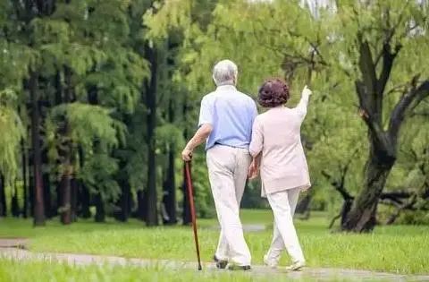 退休医生坦言：寿命长不是多走路和多睡觉，而是坚持这2件小事