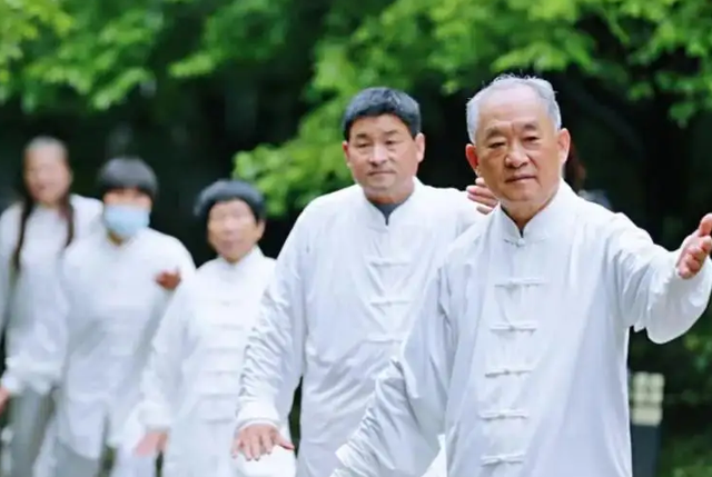 退休医生坦言：寿命长不是多走路和多睡觉，而是坚持这2件小事