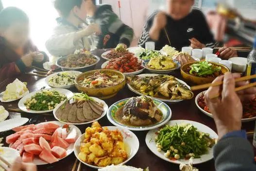 吃完饭就躺着会怎样？医生：不仅不会胖，还会有这个好处