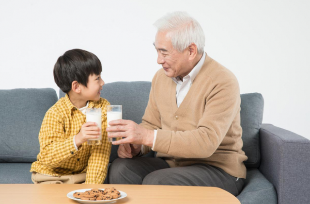 牛奶中全是激素，不仅有毒还致癌？真该少喝的，或是这五种“奶”