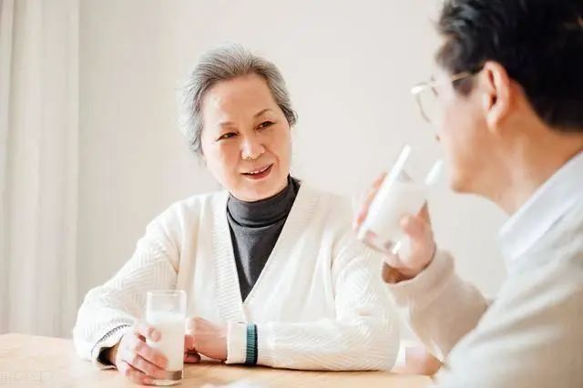 牛奶中全是激素，不仅有毒还致癌？真该少喝的，或是这五种“奶”
