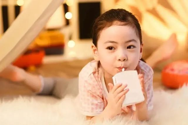 牛奶中全是激素，不仅有毒还致癌？真该少喝的，或是这五种“奶”