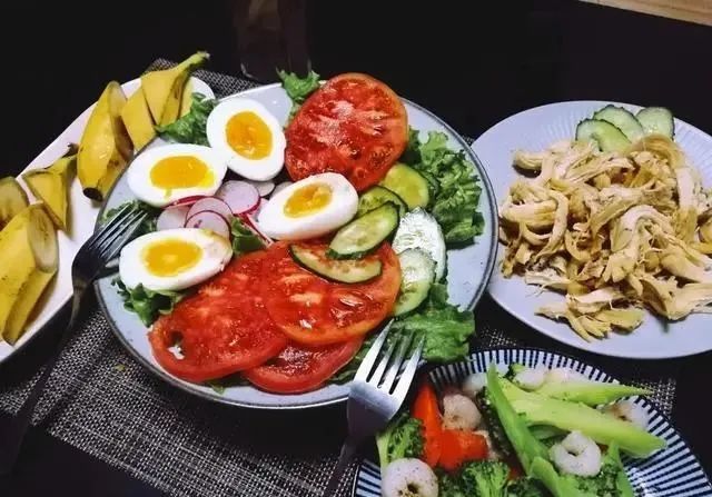 宁可大口吃肉，也别碰4种食物，看似清淡，却是脂肪“增长剂”