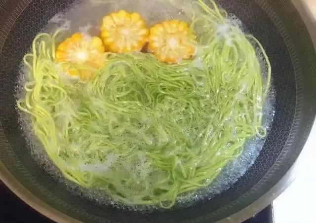 爱吃挂面的要注意了：这4种挂面尽量不要买，早知道早受益